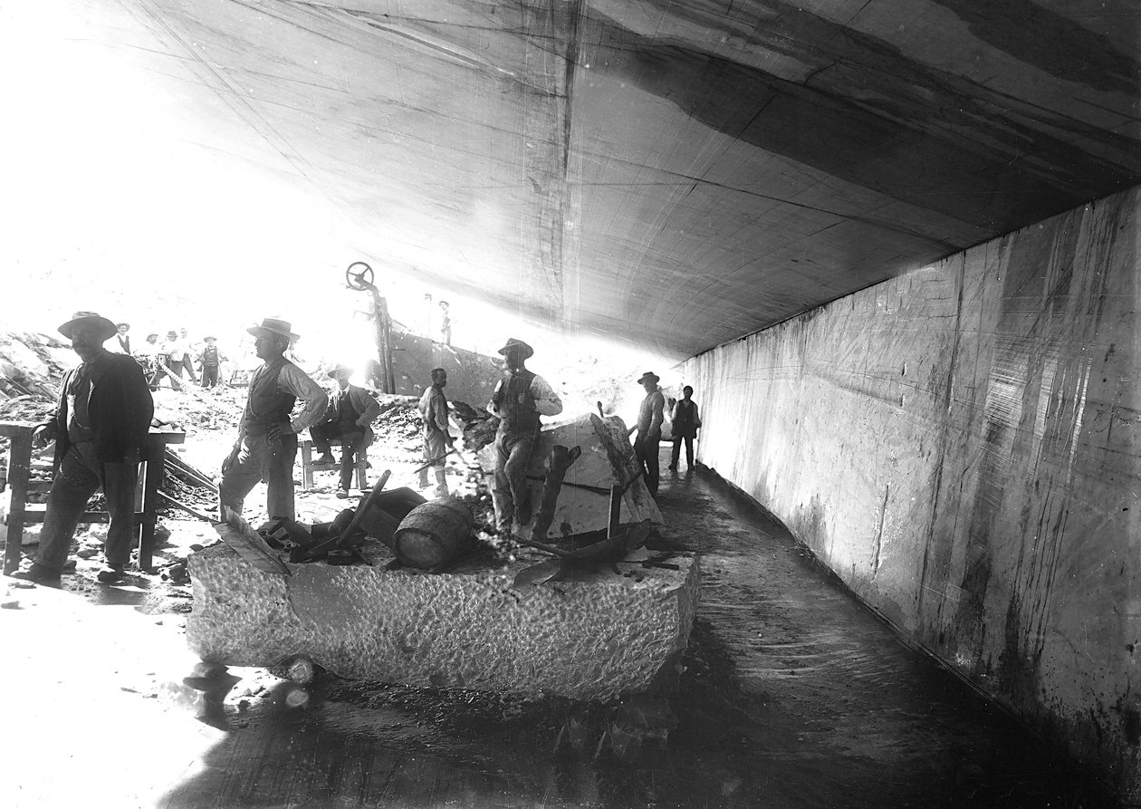 Exavators below the walls of marble in a quarry, in the Apuan Alps (foto a p/b) de A. Corsini