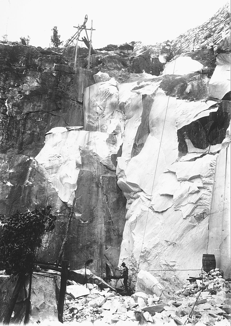 Escavadoras a trabalhar numa pedreira de mármore nos Alpes Apuanos, Toscana. (foto a p/b) de A. Corsini