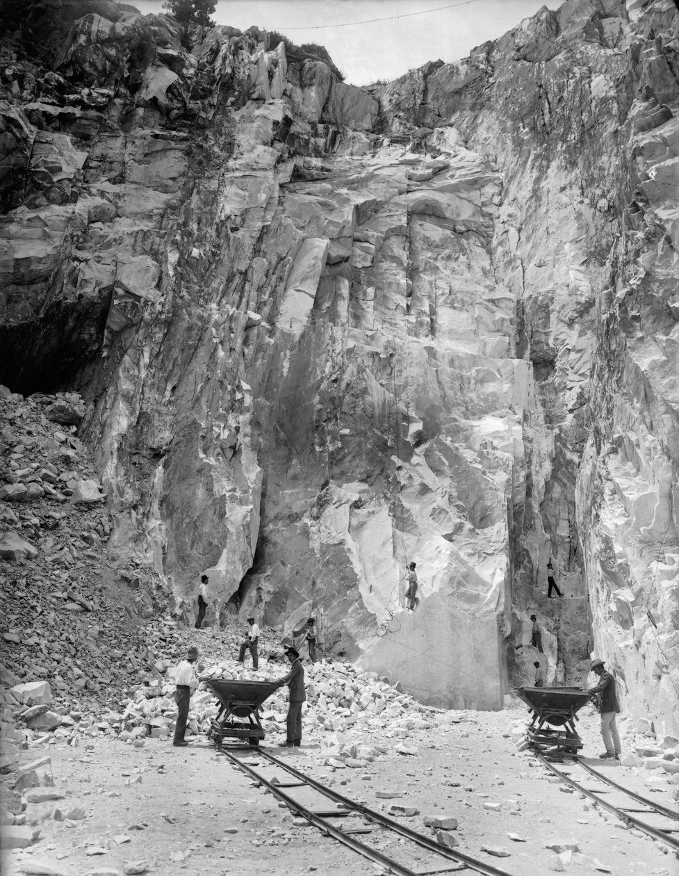 Escavadoras a trabalhar numa pedreira de mármore nos Alpes Apuanos, na Toscana (foto a p/b) de A. Corsini