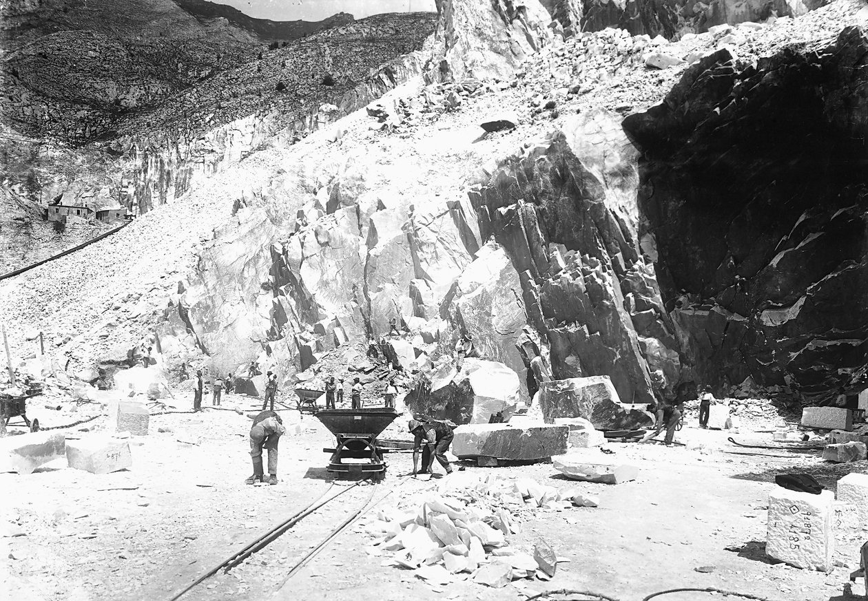 Escavadoras a trabalhar na pedreira de mármore "Fabbricotti" nos Alpes Apuanos, Toscana (foto a p/b) de A. Corsini
