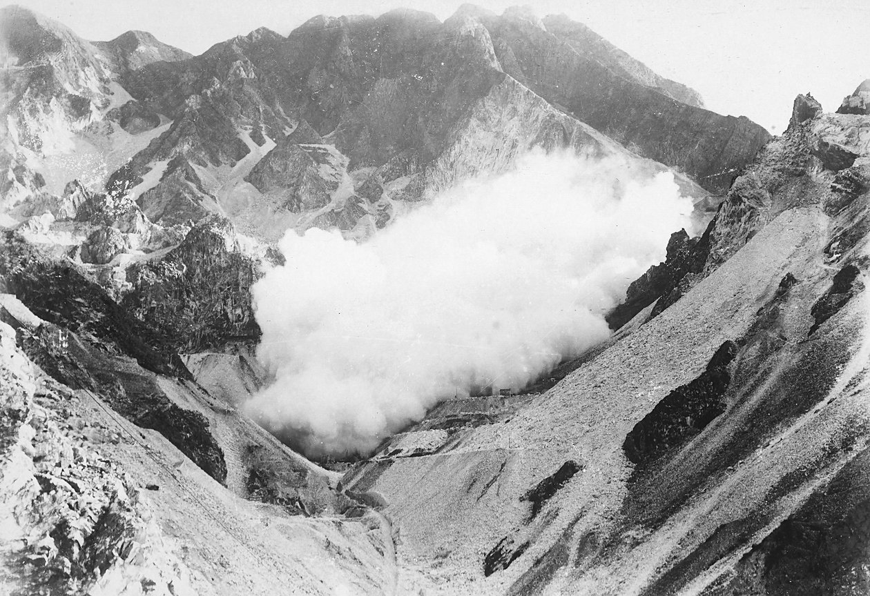 Explosão em uma pedreira de mármore nos Alpes Apuanos, Toscana (foto a p/b) de A. Corsini