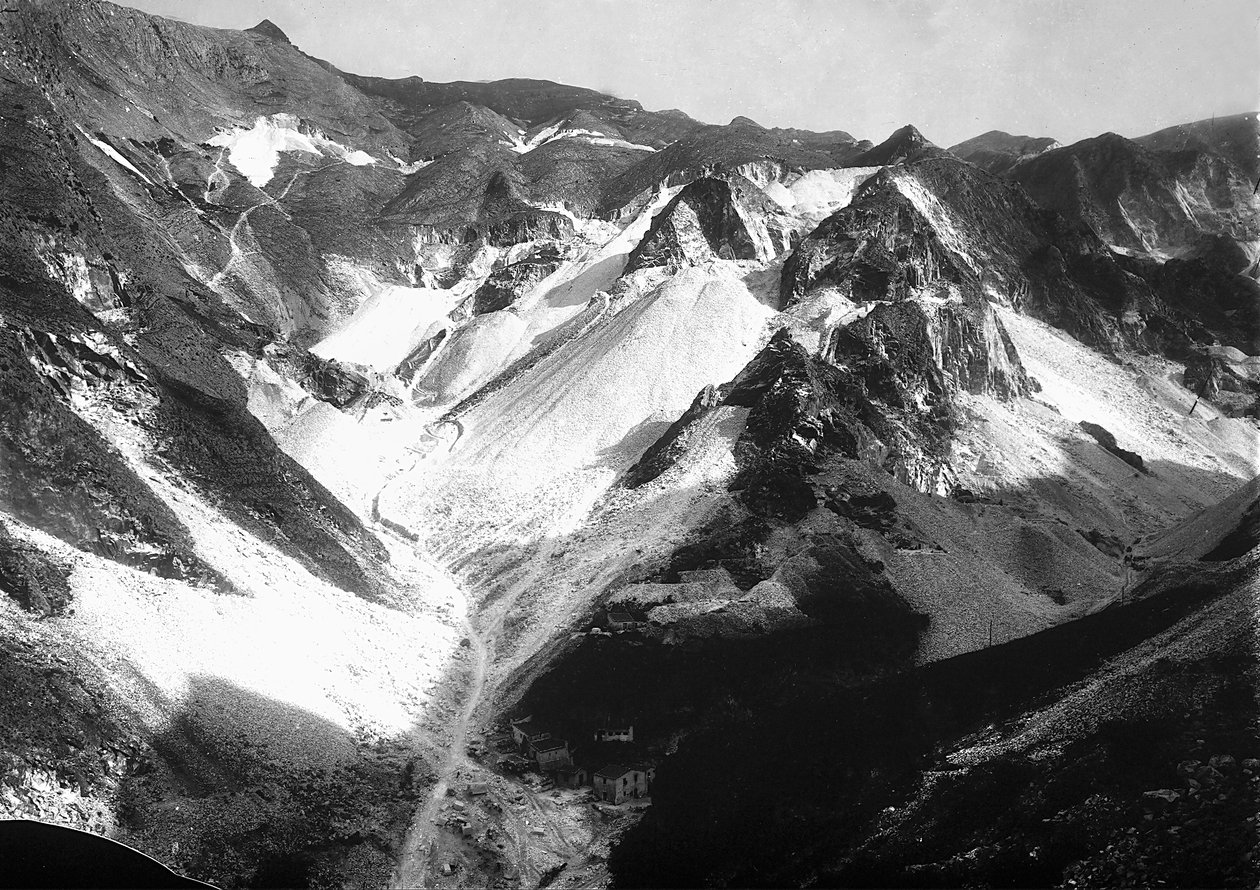 Pedreiras de mármore nos Alpes Apuanos, na Toscana (foto a p/b) de A. Corsini