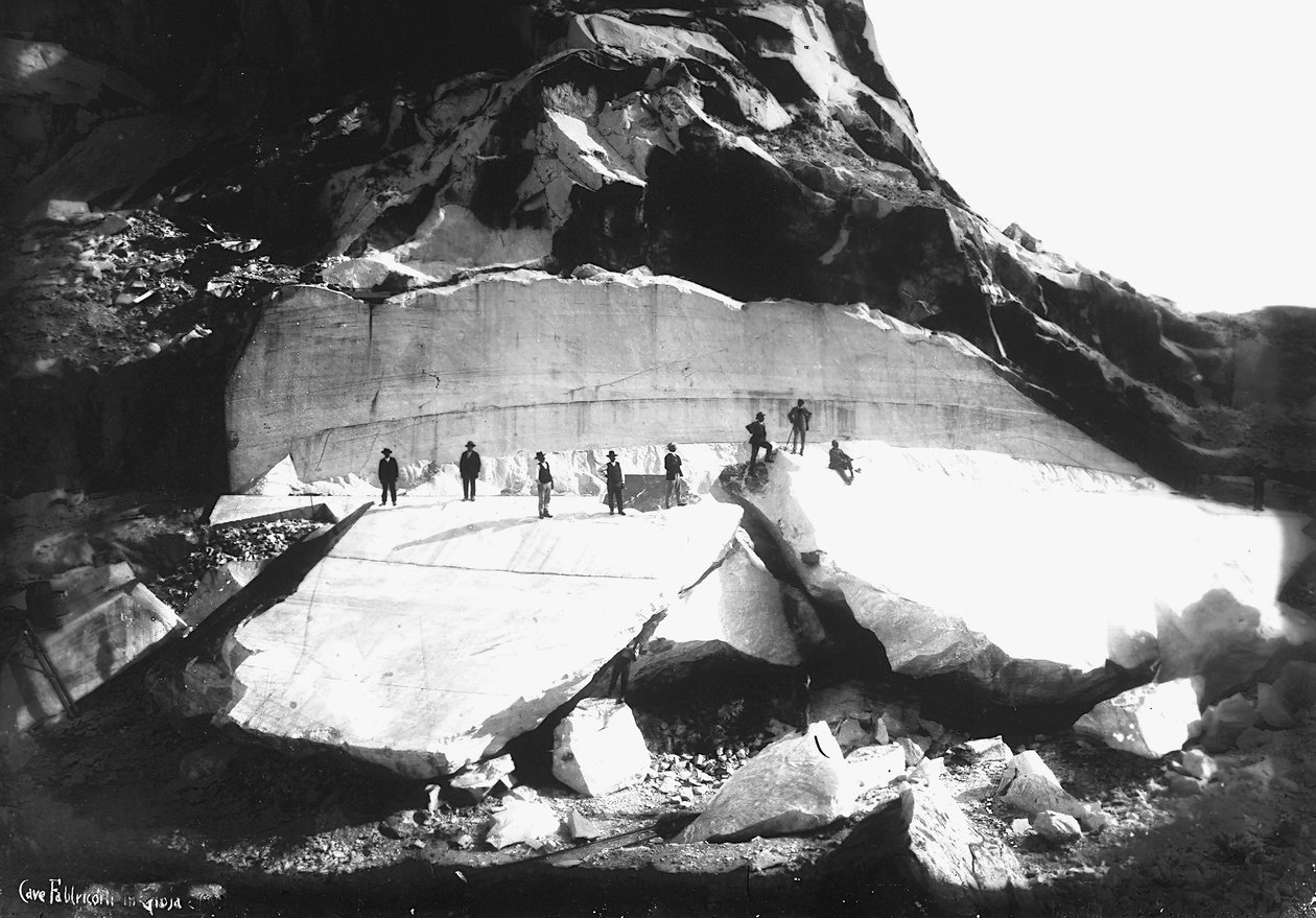Vários homens em visita às pedreiras "Fabbricotti em Gioja", nos Alpes Apuanos, na Toscana (foto a p/b) de A. Corsini