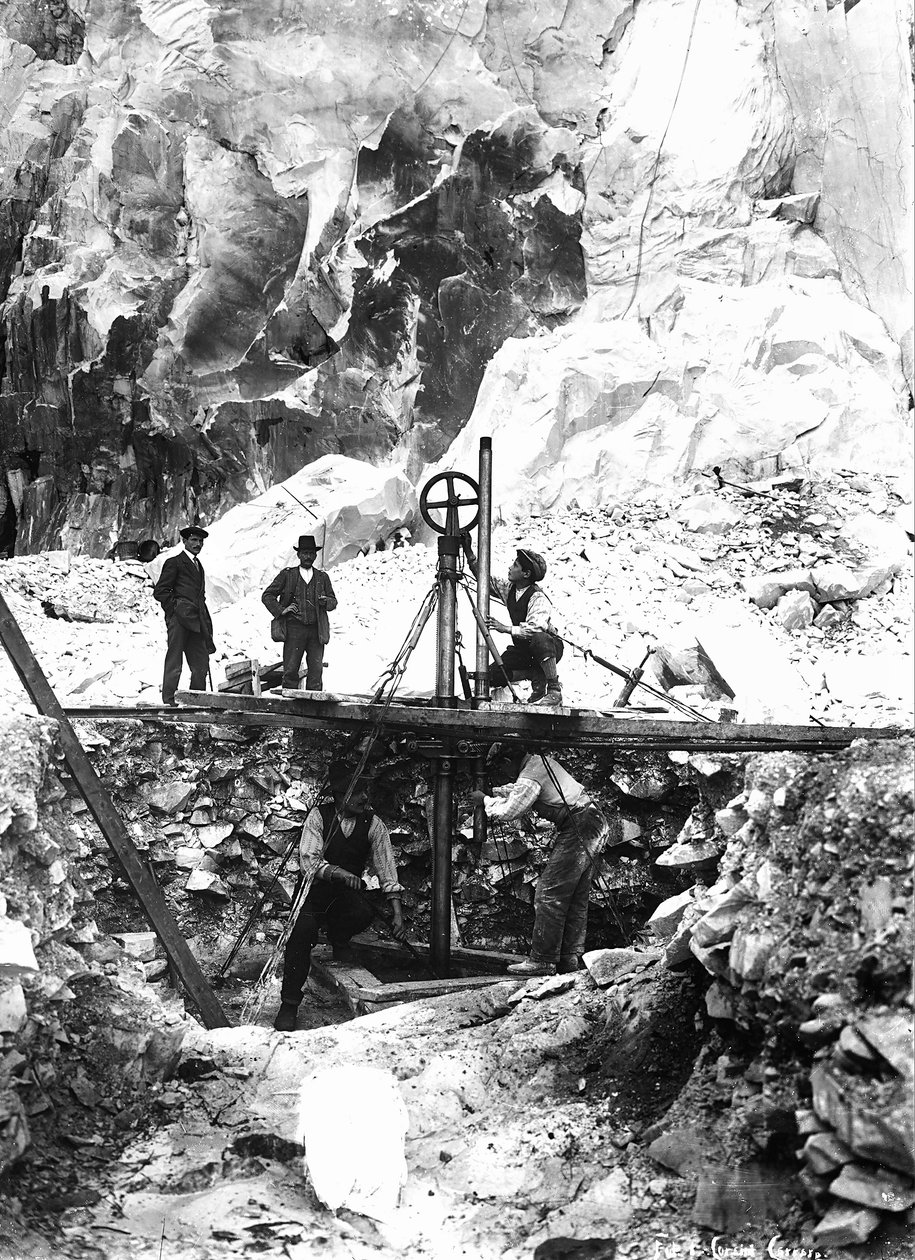 Algumas escavadoras a trabalhar numa pedreira de mármore nos Alpes Apuanos, na Toscana (foto a p/b) de A. Corsini