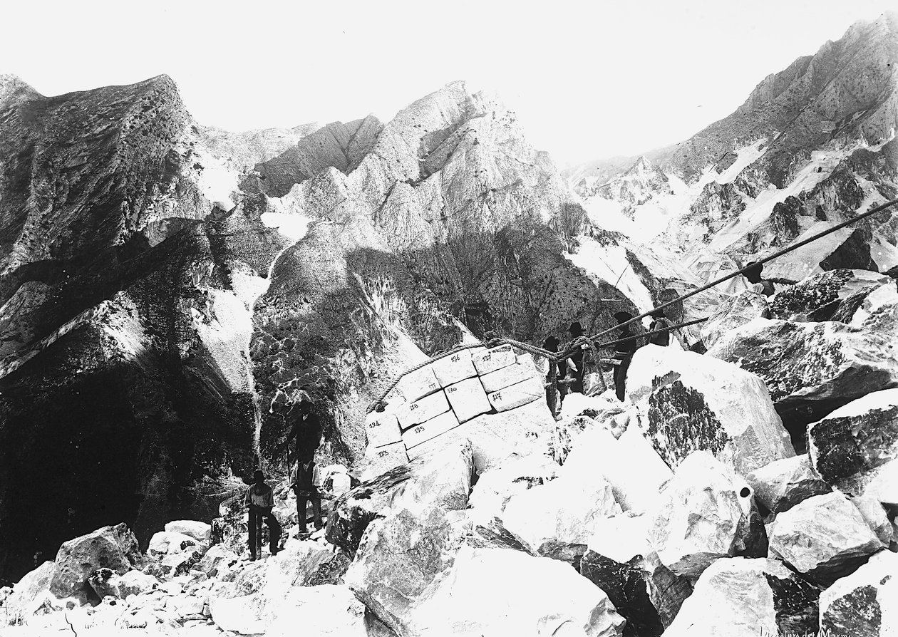 Algumas escavadoras nos Alpes Apuanos participam na "lizzatura" (cânhamo) do mármore, ou seja, no transporte para o vale de vários blocos presos com cordas de cânhamo (lizza), por meio de um trenó feito de tábuas de faia ou carvalho (foto a p/b) de A. Corsini