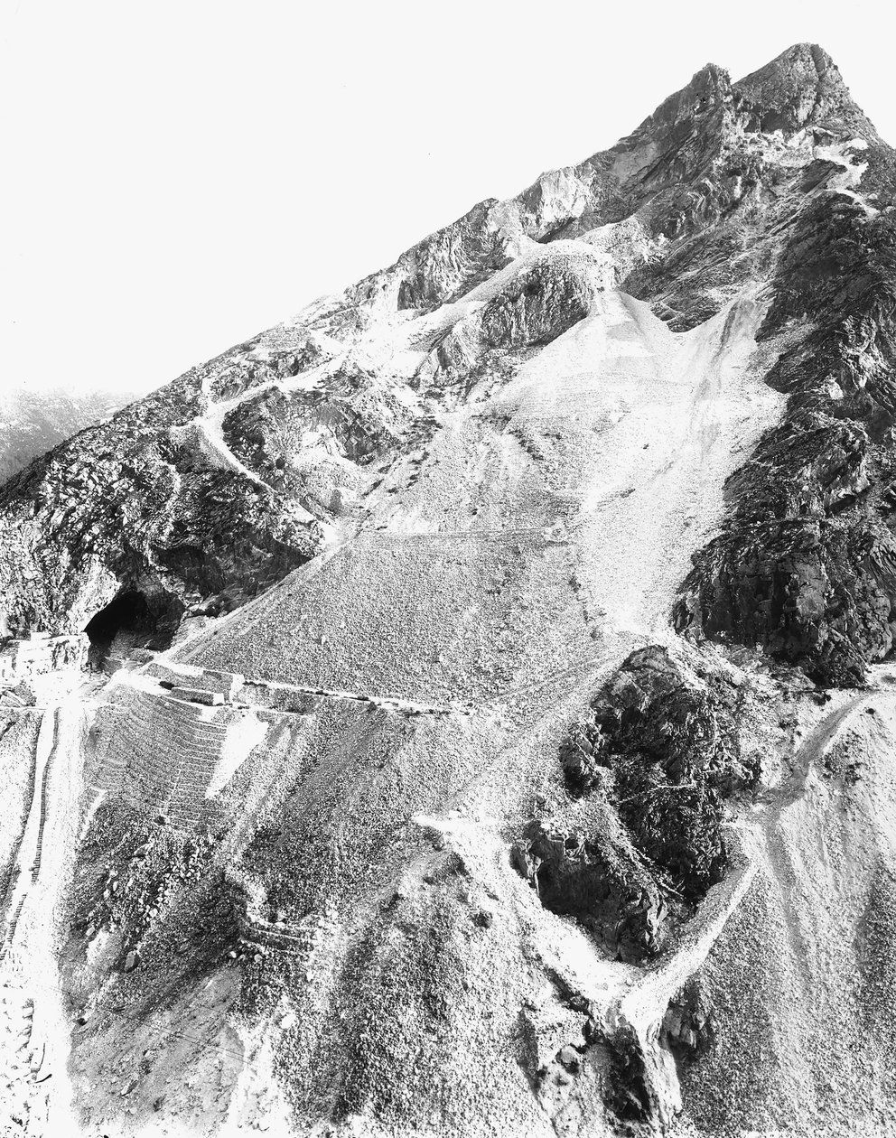 As falésias de uma pedreira de mármore, nos Alpes Apuanos (foto a p/b) de A. Corsini
