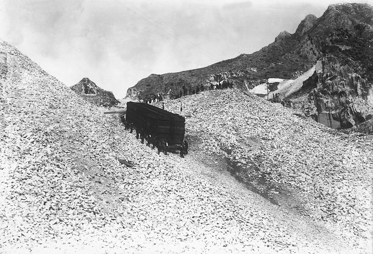 Transporte de um enorme comboio contendo mármore, ao longo de uma estrada perto de uma pedreira nos Alpes Apuanos, Toscana (foto a p/b) de A. Corsini