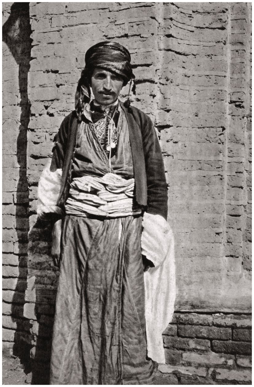 Um membro da tribo curda do sul do Curdistão, Iraque, 1925. de A. Kerim
