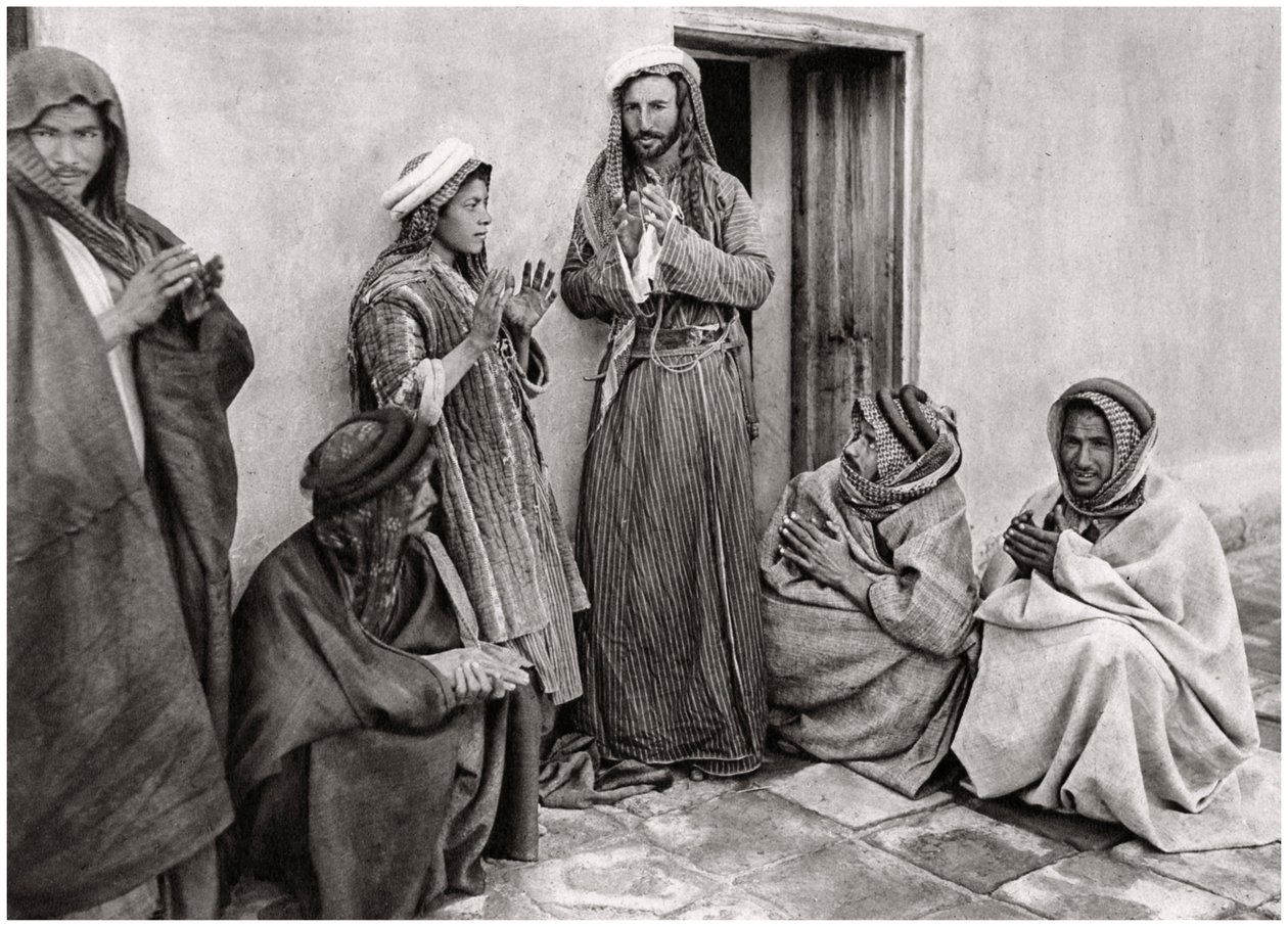 Um mulá ensinando uma oração a um jovem, Iraque, 1925. de A. Kerim