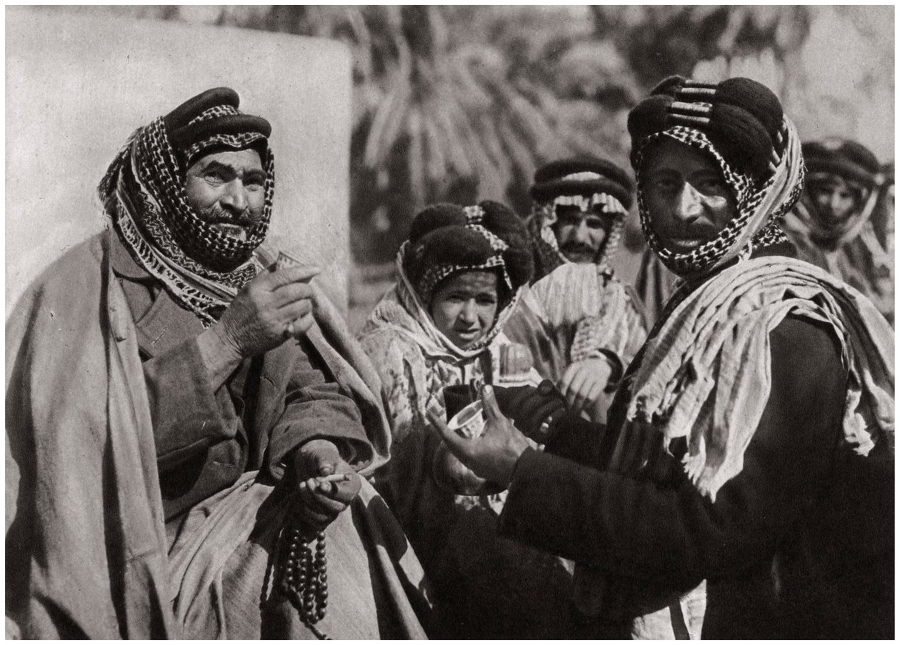 Um sheik apreciando o famoso café árabe, Iraque, 1925 de A. Kerim