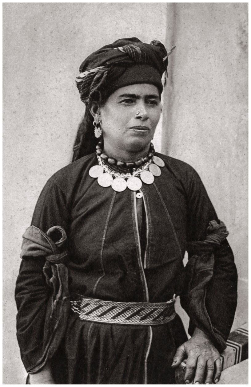 Senhora curda em sua melhor fantasia, Iraque, 1925 de A. Kerim