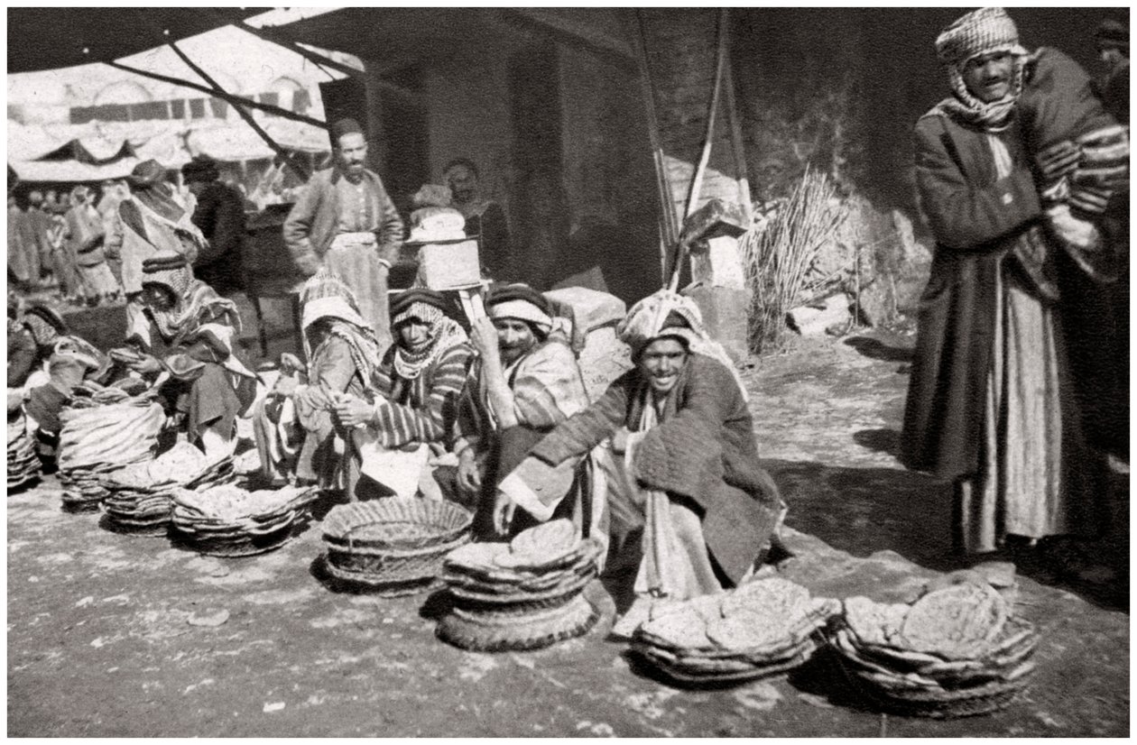 Suq El Khubur, um mercado de pão nativo, Bagdá, Iraque, 1925. de A. Kerim