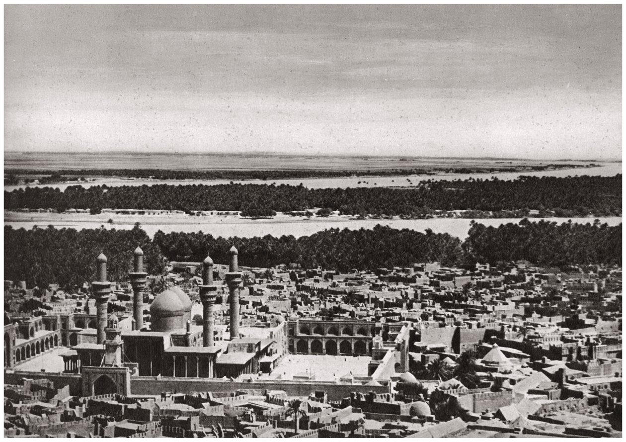 O Kadhimiya, a cidade sagrada perto de Bagdá, de um avião, Iraque, 1925 de A. Kerim