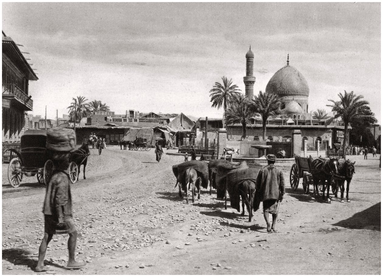 Vista de uma rua do portão norte, Bagdá, Iraque, 1925. de A. Kerim