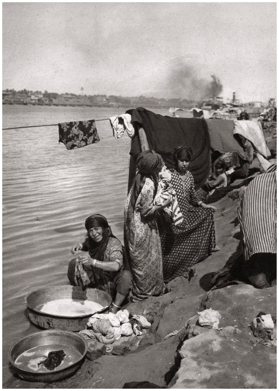 Lavadeiras nas margens do Tigre, Bagdá, Iraque, 1925 de A. Kerim