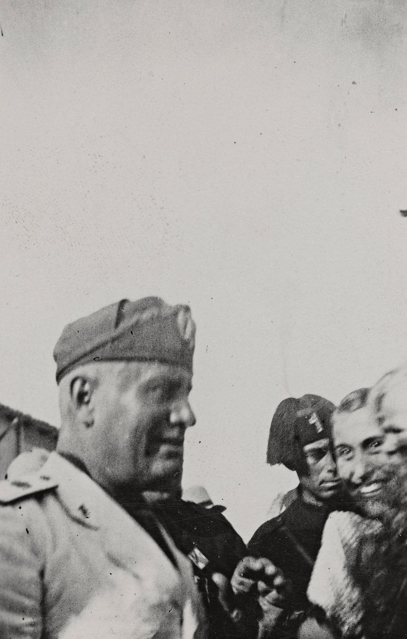 Álbum " Duce ": Benito Mussolini durante uma visita oficial na Sicília (foto a p/b) de A. Scarlata