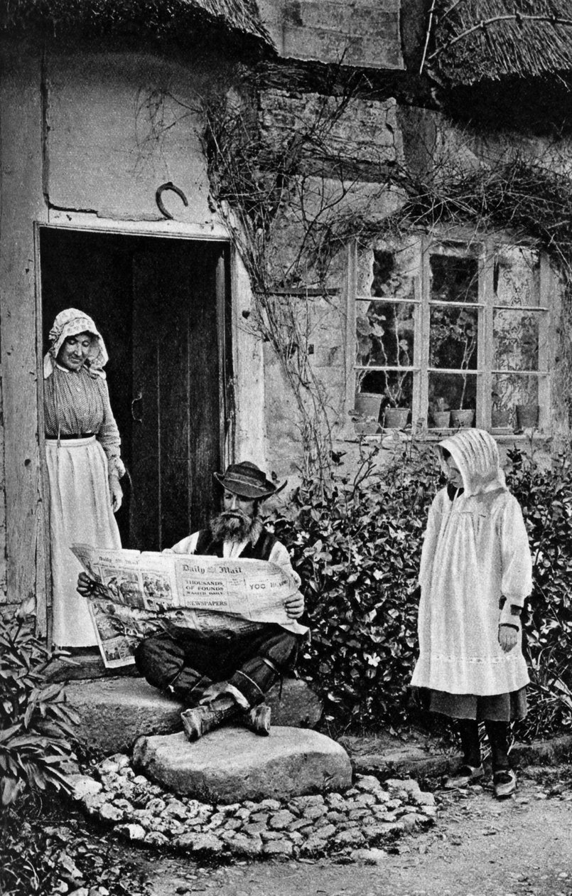 Um homem lendo The Daily Mail, Shropshire, c1922 de A. W. Cutler