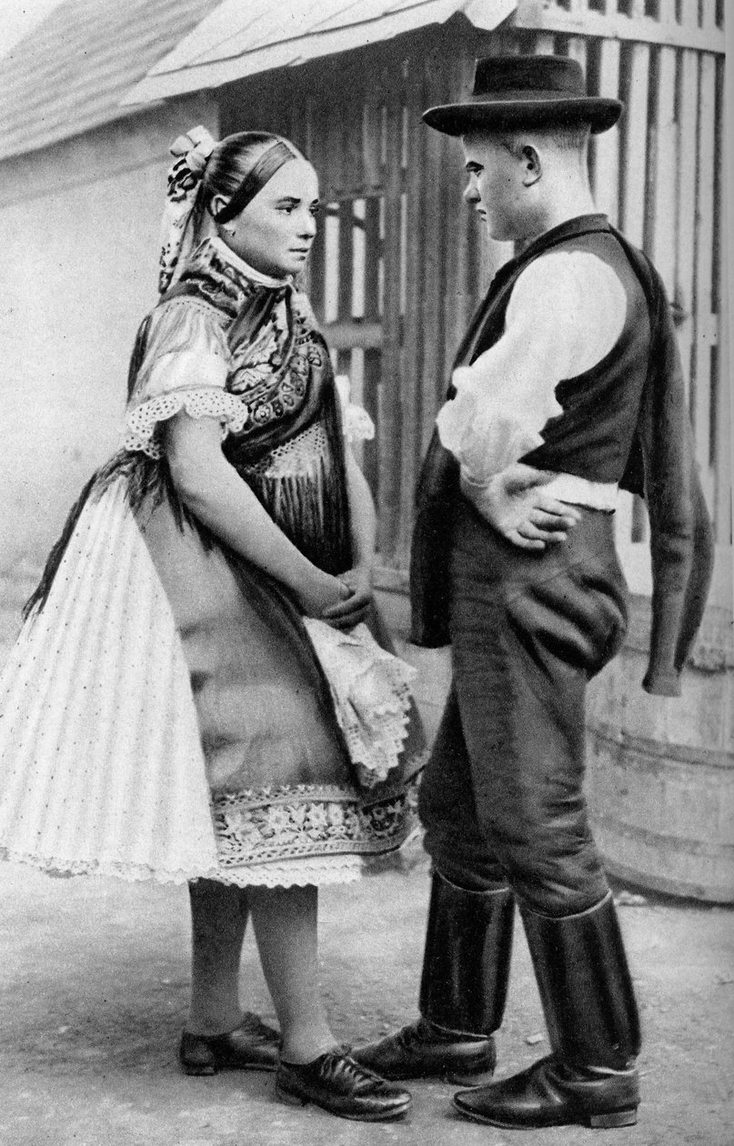 Um jovem casal eslovaco, Hungria, 1926. de A. W. Cutler