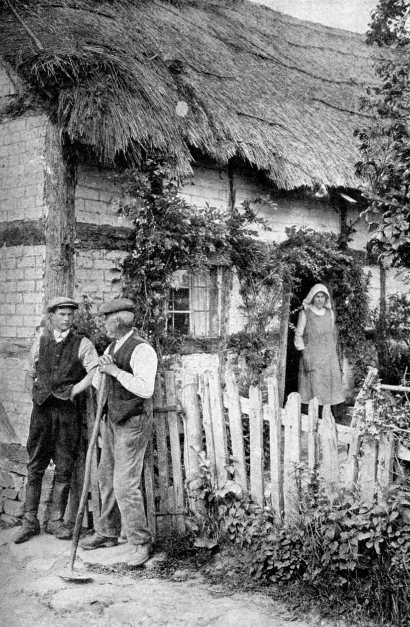 Dois homens conversando do lado de fora de uma cabana, perto de Lucton, Herefordshire, c1922. de A. W. Cutler