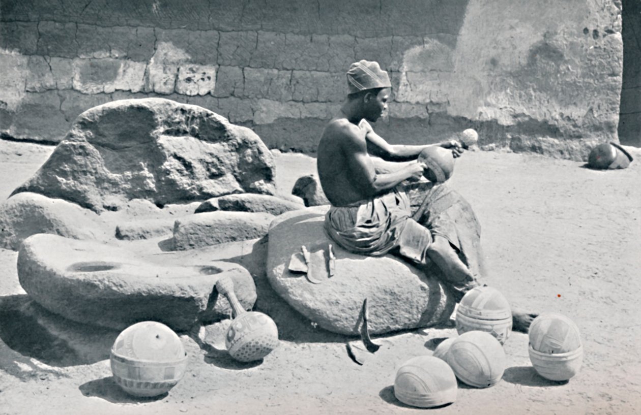 Um homem iorubá gravando tigelas de argila e jarros de água, interior de Lagos, sul da Nigéria, 1912 de A. W. Gelston
