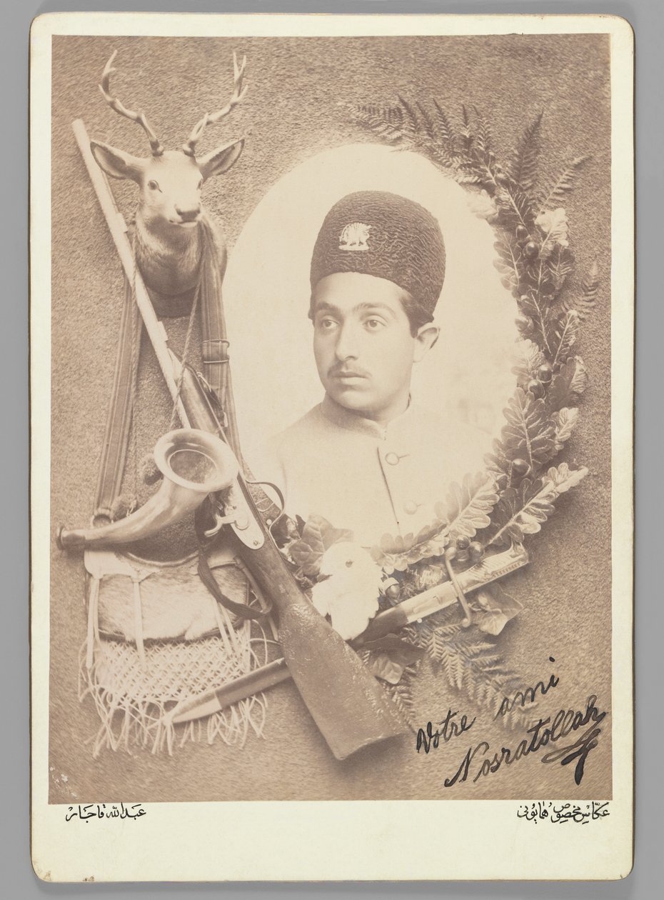 Retrato real oficial do príncipe Nosratollah, 1899 (foto de albúra de prata) de Abdullah Qajar