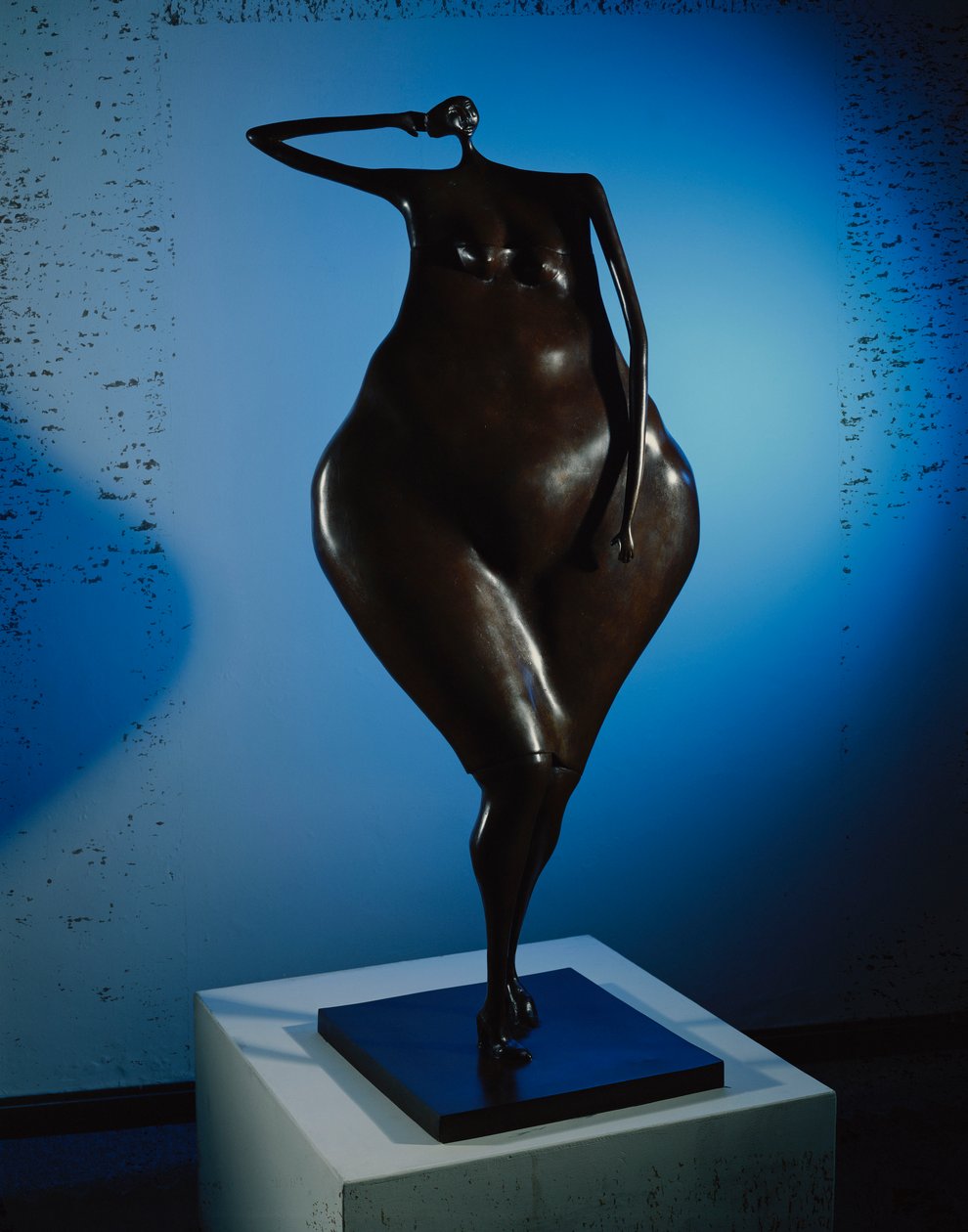 Esperando em pose (bronze com pátina marrom) de Abigail Varela