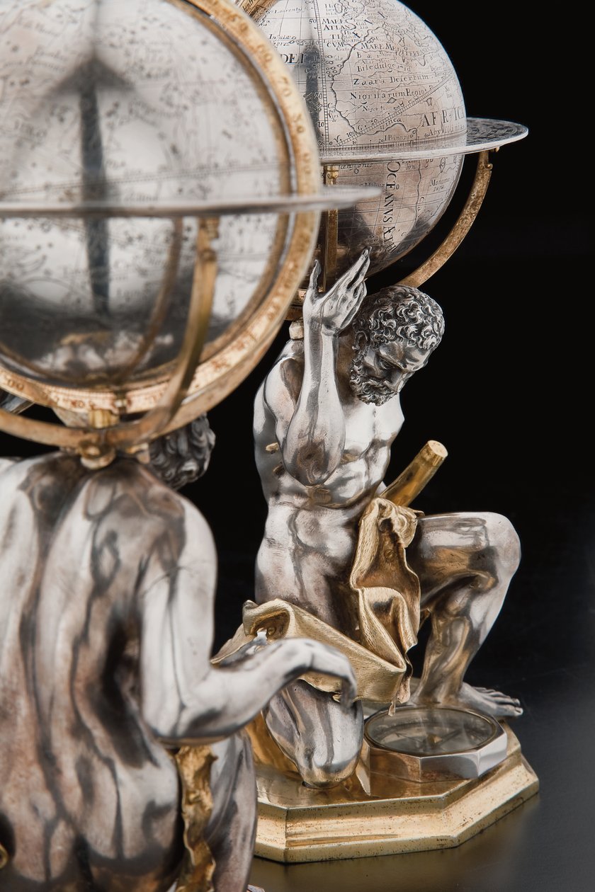 Dois globos terrestres e celestes excepcionais, apoiados por Hércules e Atlas, Augsburg de Abraham Drentwett