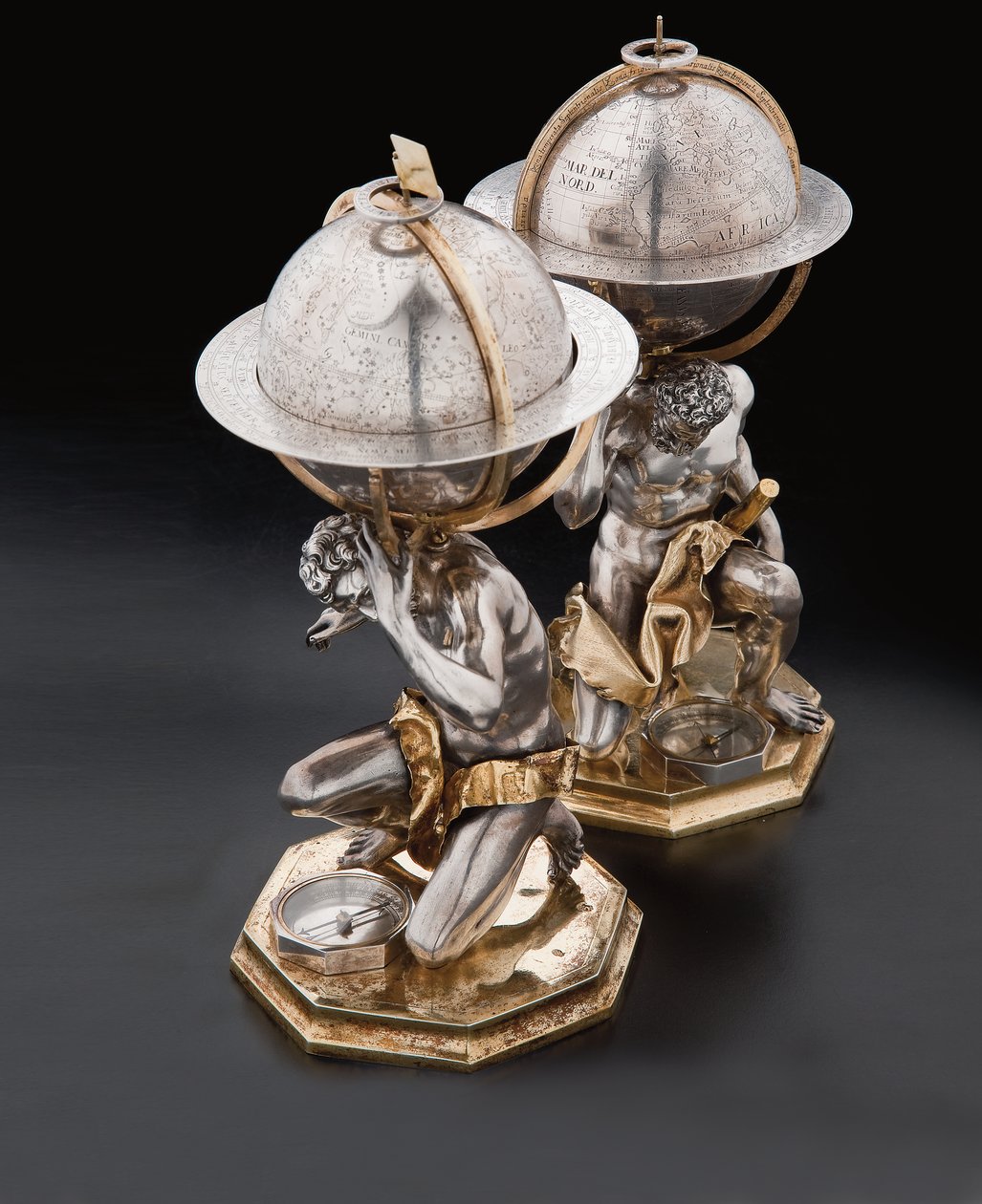 Dois globos terrestres e celestes excepcionais, apoiados por Hércules e Atlas, Augsburg de Abraham Drentwett