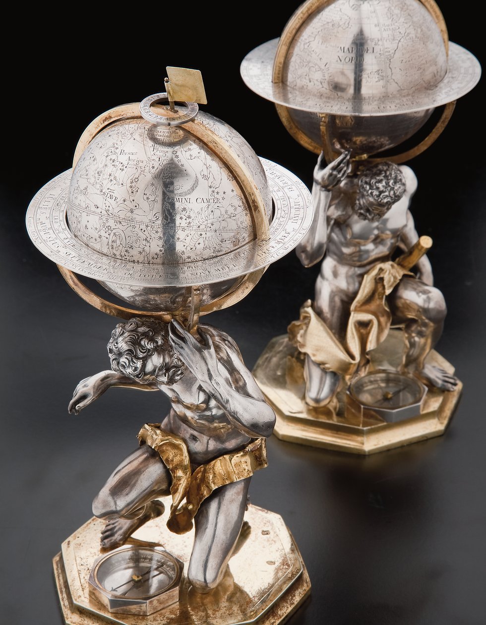 Dois globos terrestres e celestes excepcionais, apoiados por Hércules e Atlas, Augsburg de Abraham Drentwett