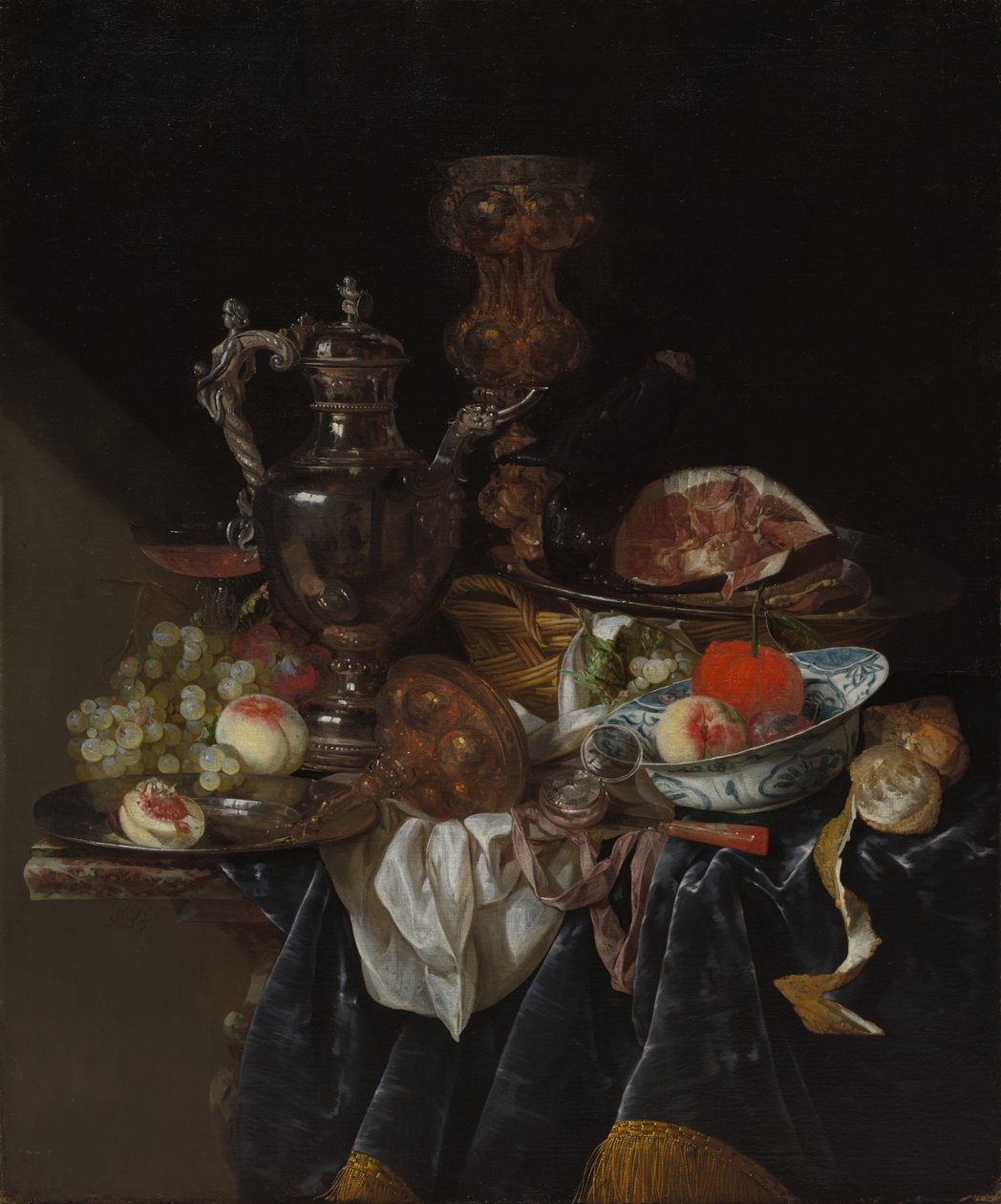 Jarro de vinho de prata, presunto e frutas de Abraham van Beyeren