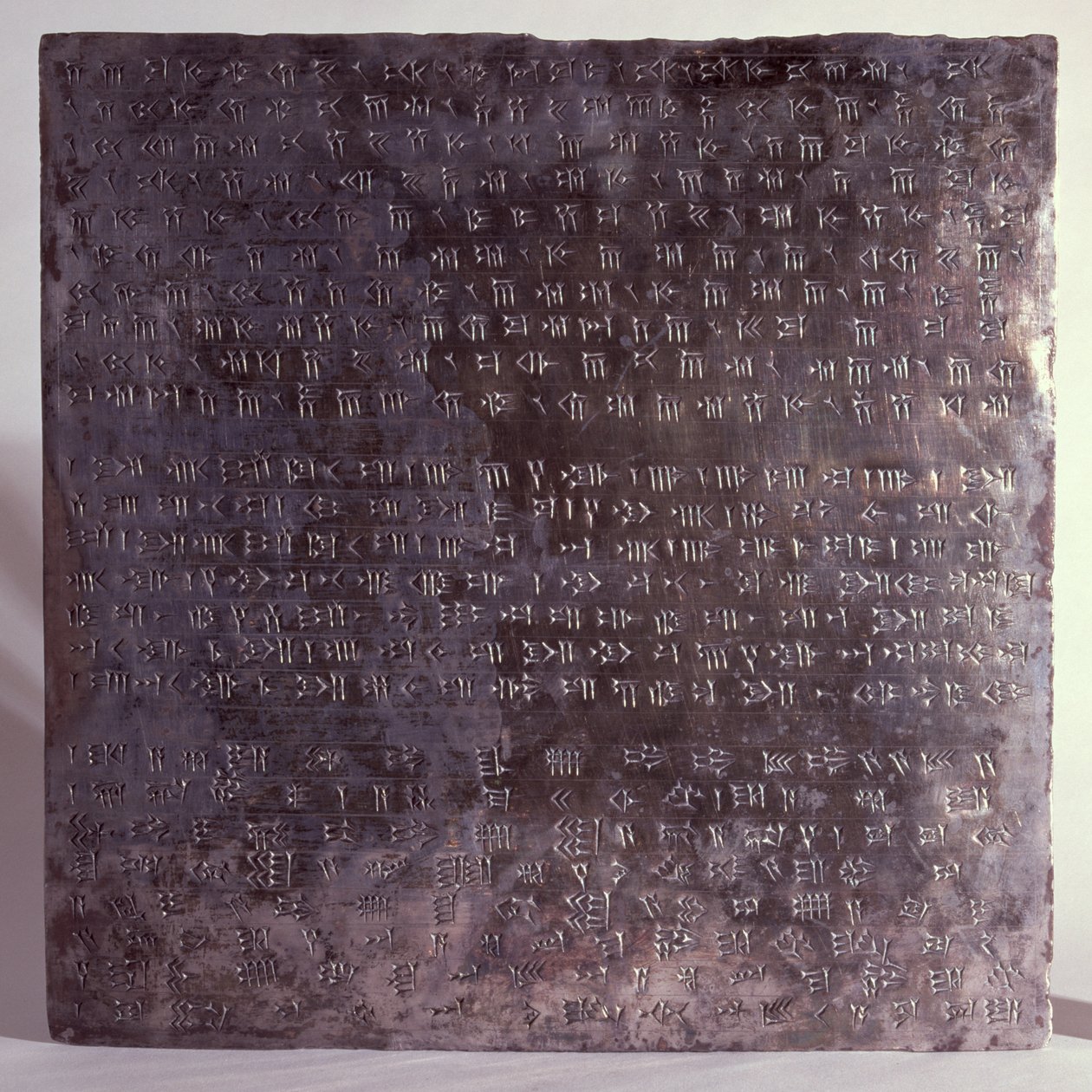 Placas de fundação de Apadana colocadas por Dario, de Persépolis, gravadas em escrita trilíngue: persa antigo, elamita e babilônico, final do século VI aC (prata) de Achaemenid