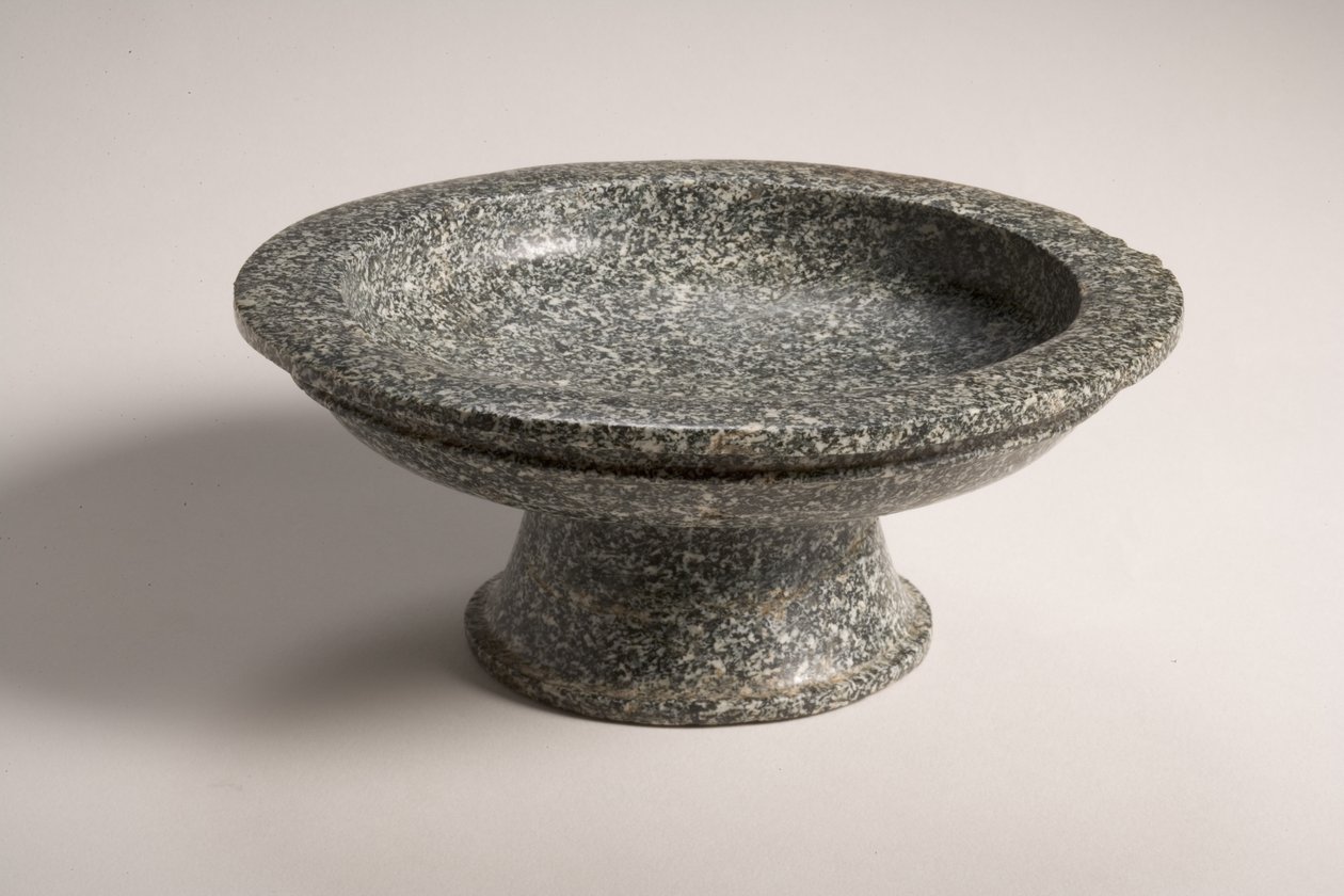 Taça com pés, início do século V aC (granodiorito) (ver também 247953) de Achaemenid