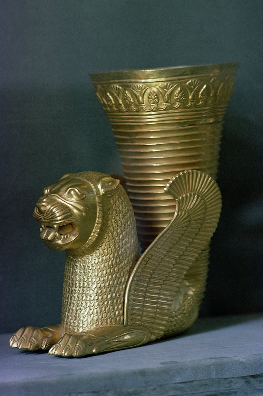 Rhyton na forma de um leão-monstro sentado, de Hamadan, Irã (ouro) de Achaemenid