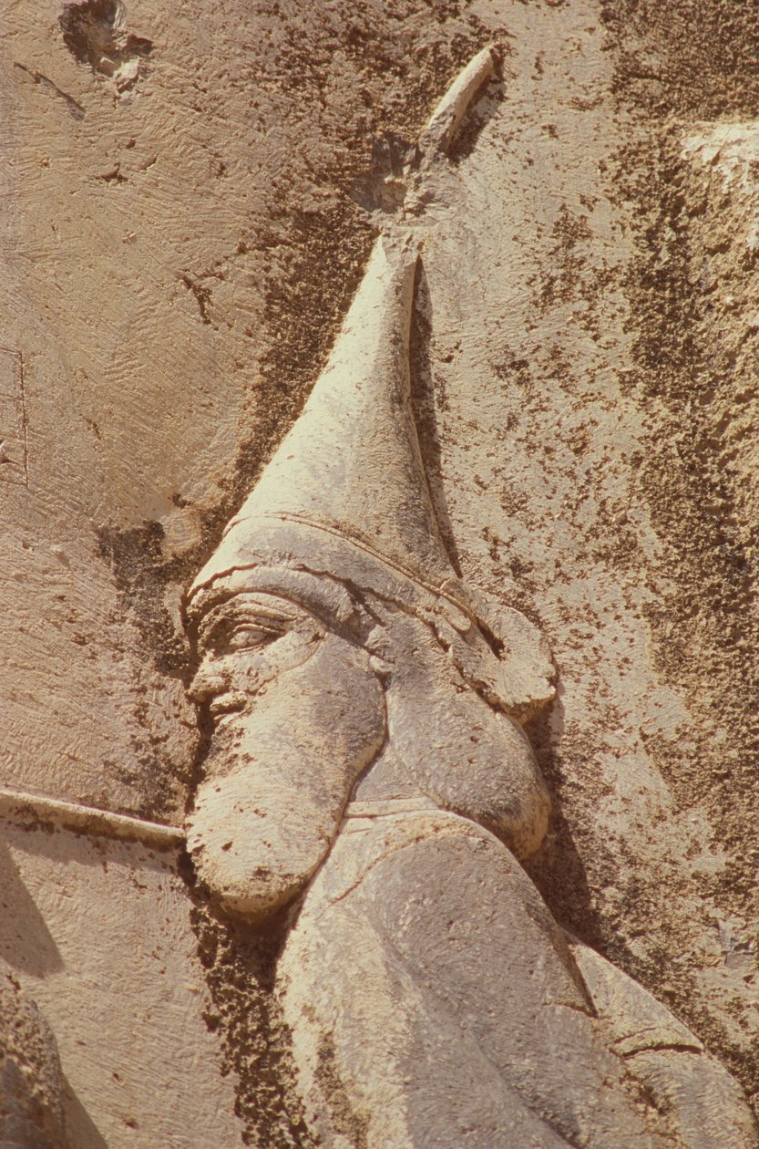 Skunkha, o rei rebelde, usando um chapéu cita, detalhe do monumento de Dario, 521-19 aC de Achaemenid