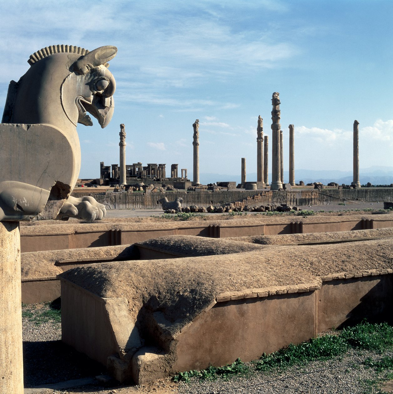 Vista do pórtico norte da Apadana com o Tachara ao fundo, da entrada do Sapahan Spoy (Soldado Road) de Achaemenid