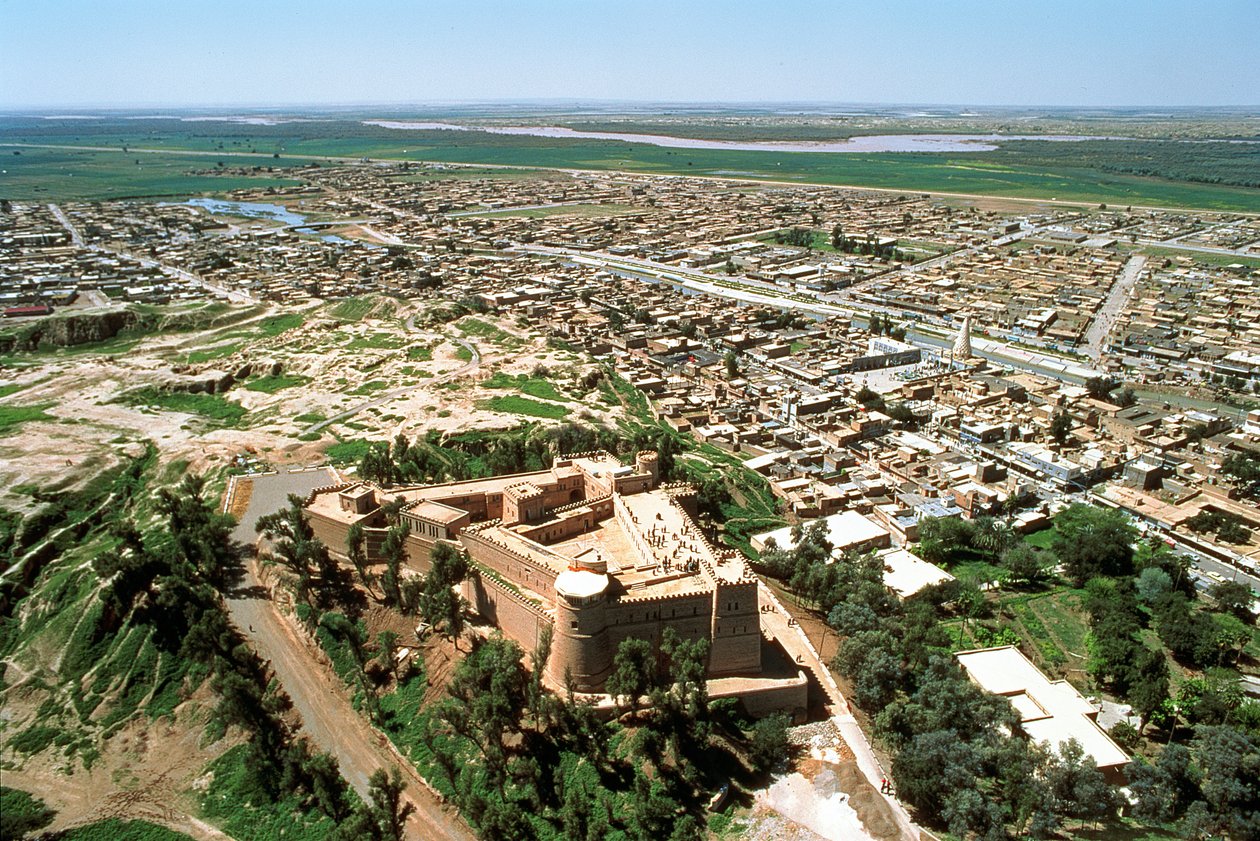 Vista aérea da cidade, restaurada pelos aquemênidas após sua destruição pelos assírios em 640 aC de Achaemenid