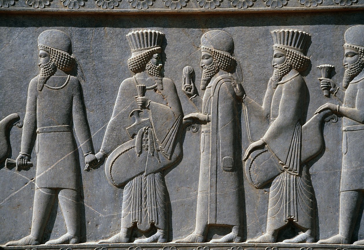 Detalhe de um friso processional no lado leste do Palácio Apadana, Persepolis, Irã, c.518-465 a.C. (pedra cinza) de Achaemenid