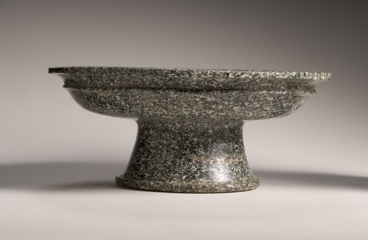 Taça com pés, início do século V aC (granodiorito) (ver também 247954) de Achaemenid