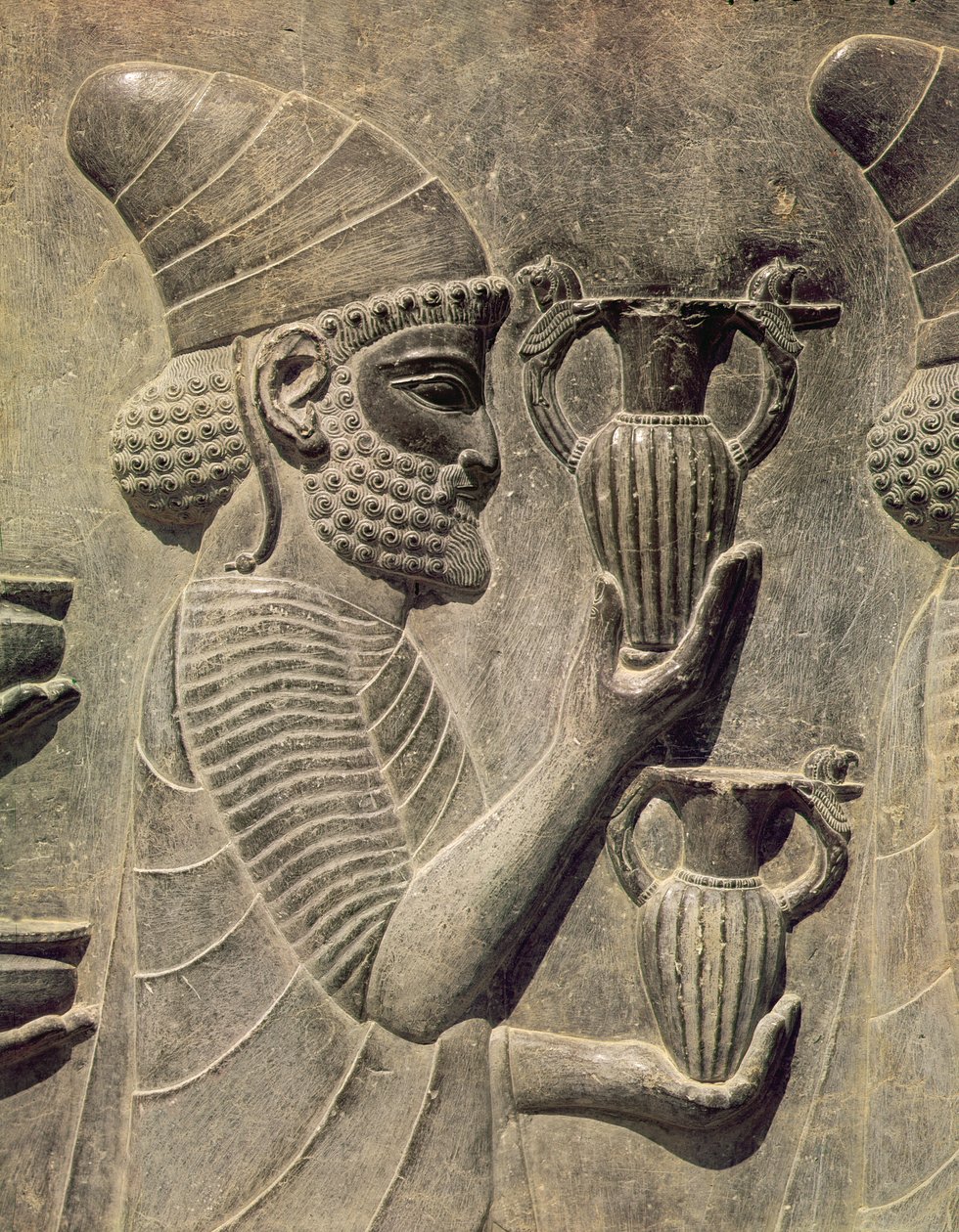 Phoenician carregando dois vasos como uma oferta, detalhe do friso de relevo na escada leste para o Apadana, período Achaemenian, c.515 BC de Achaemenid