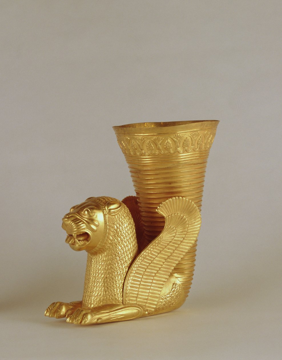 Rhyton na forma de um leão-monstro sentado, de Hamadan, Irã (ouro) de Achaemenid