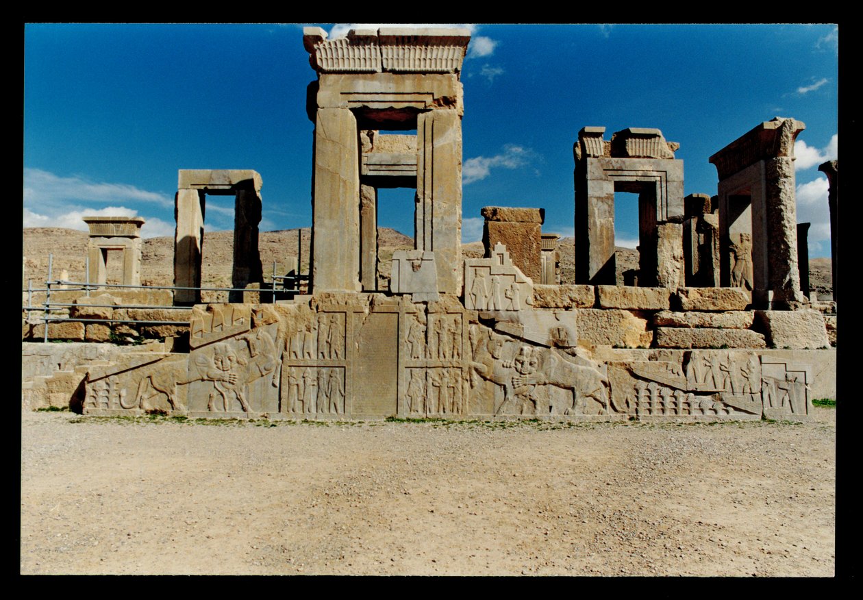 Fachada oeste do Tachara (palácio particular de Dario), construída c.485 aC e a escadaria acrescentada por Artaxerxes III em c.360-50 aC de Achaemenid