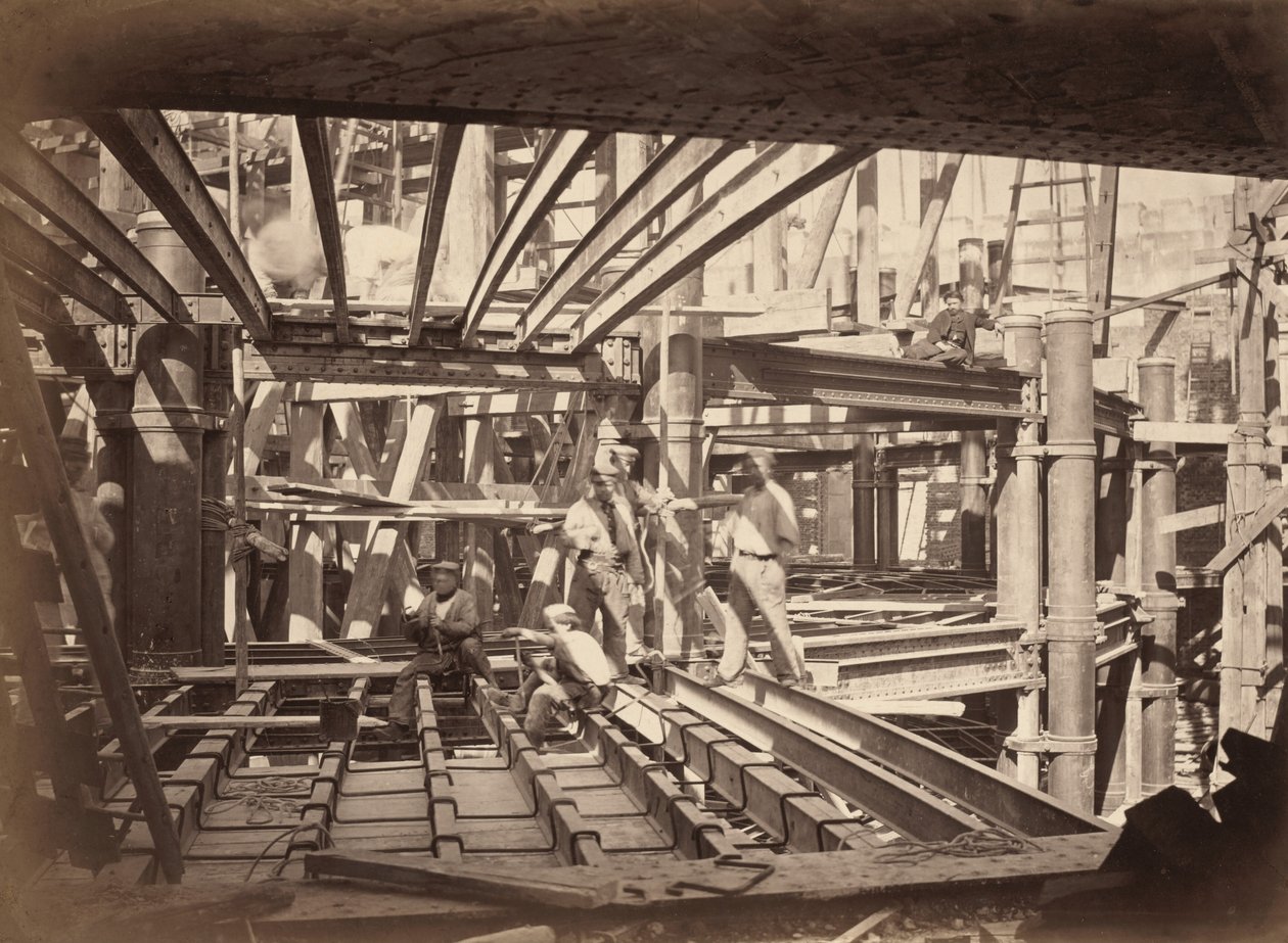 Trabalhadores nas vigas do auditório, Nova Ópera de Paris, c. 1867 (foto) de Achille Delmaet