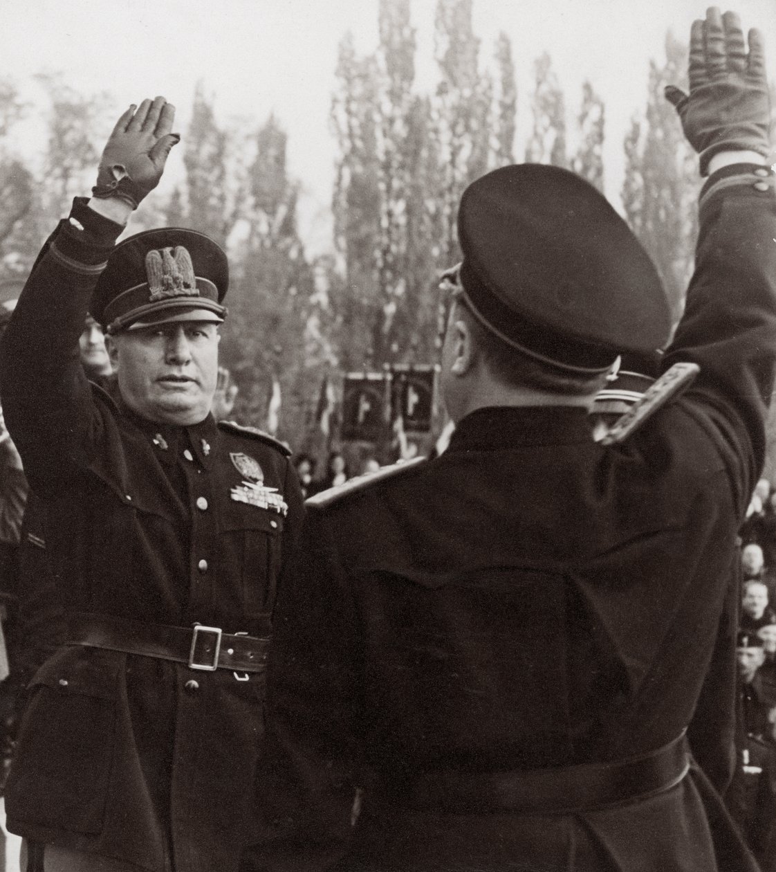 Benito Mussolini homenageia um funcionário fascista com uma saudação (foto a p/b) de Achille Villani