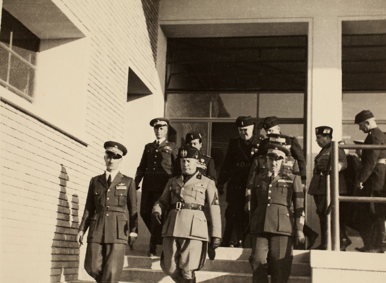 Inauguração dos edifícios do Aeroporto Real "Fausto Pesci" em Bolonha, construído pela Companhia Mauro Toschi fu Ulisse, na presença do Duce Benito Mussolini, 24/10/1936 (foto a p/b) de Achille Villani