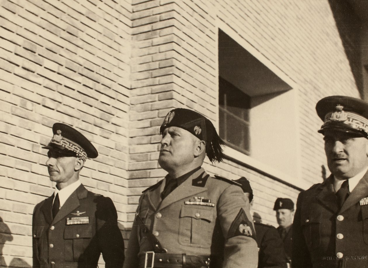 Inauguração dos edifícios do Aeroporto Real "Fausto Pesci" em Bolonha, construído pela Companhia Mauro Toschi fu Ulisse, na presença do Duce Benito Mussolini, 24/10/1936 (foto a p/b) de Achille Villani