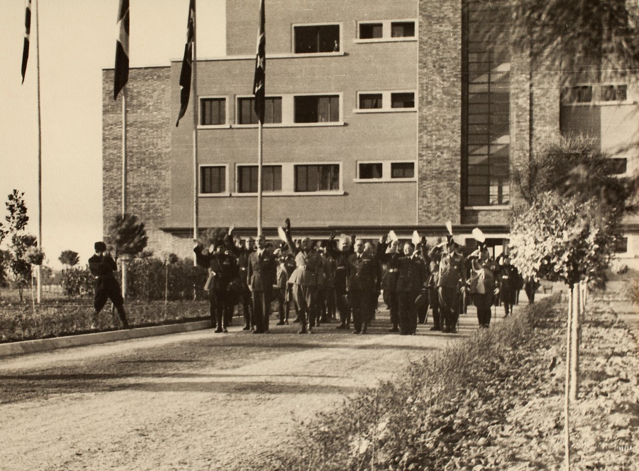 Inauguração dos edifícios do Aeroporto Real "Fausto Pesci" em Bolonha, construído pela Companhia Mauro Toschi fu Ulisse, na presença do Duce Benito Mussolini, 24/10/1936 (foto a p/b) de Achille Villani