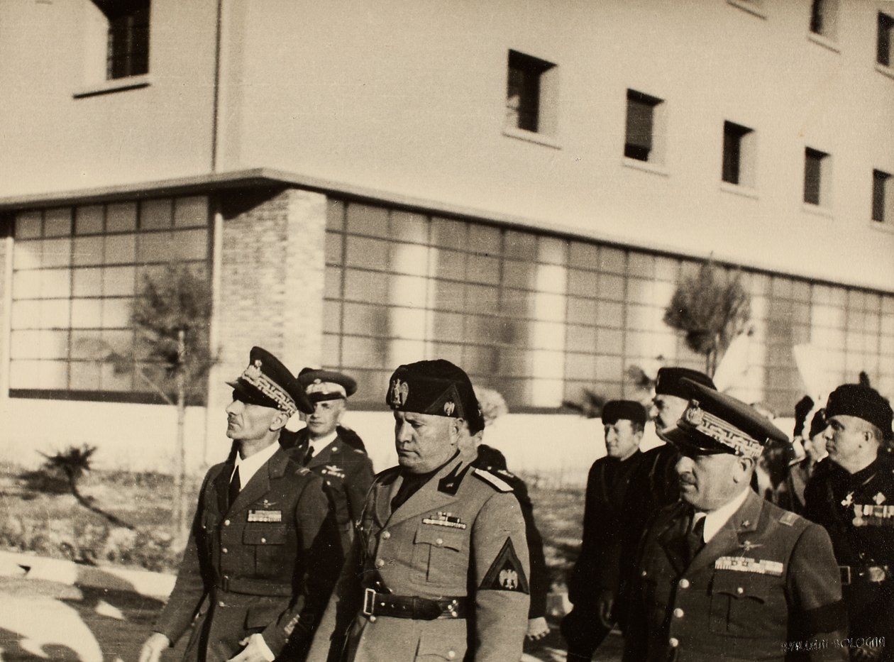 Inauguração dos edifícios do Aeroporto Real "Fausto Pesci" em Bolonha, construído pela Companhia Mauro Toschi fu Ulisse, na presença do Duce Benito Mussolini, 24/10/1936 (foto a p/b) de Achille Villani