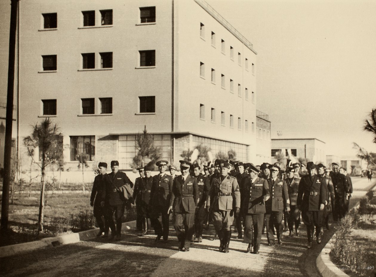 Inauguração dos edifícios do Aeroporto Real "Fausto Pesci" em Bolonha, construído pela Companhia Mauro Toschi fu Ulisse, na presença do Duce Benito Mussolini, 24/10/1936 (foto a p/b) de Achille Villani
