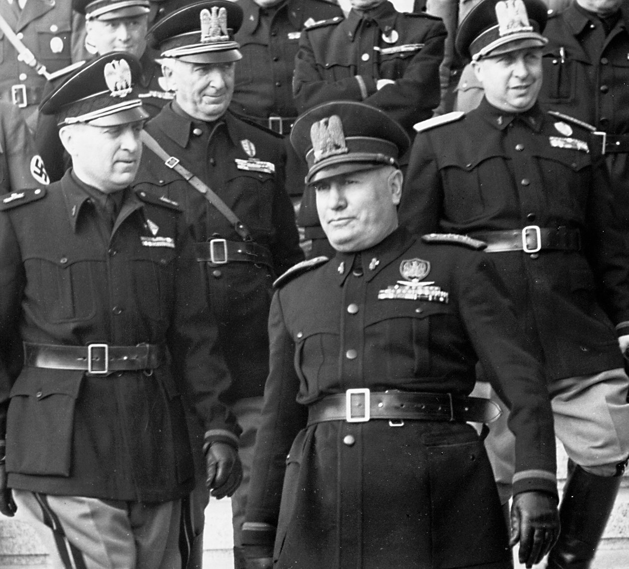 Mussolini em um desfile militar (foto a p/b) de Achille Villani