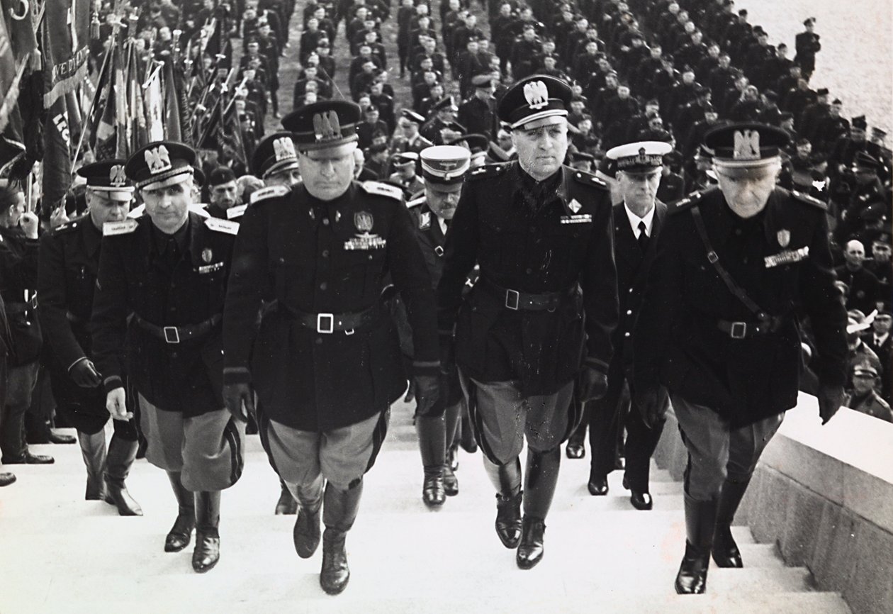 Mussolini em um desfile militar (foto a p/b) de Achille Villani